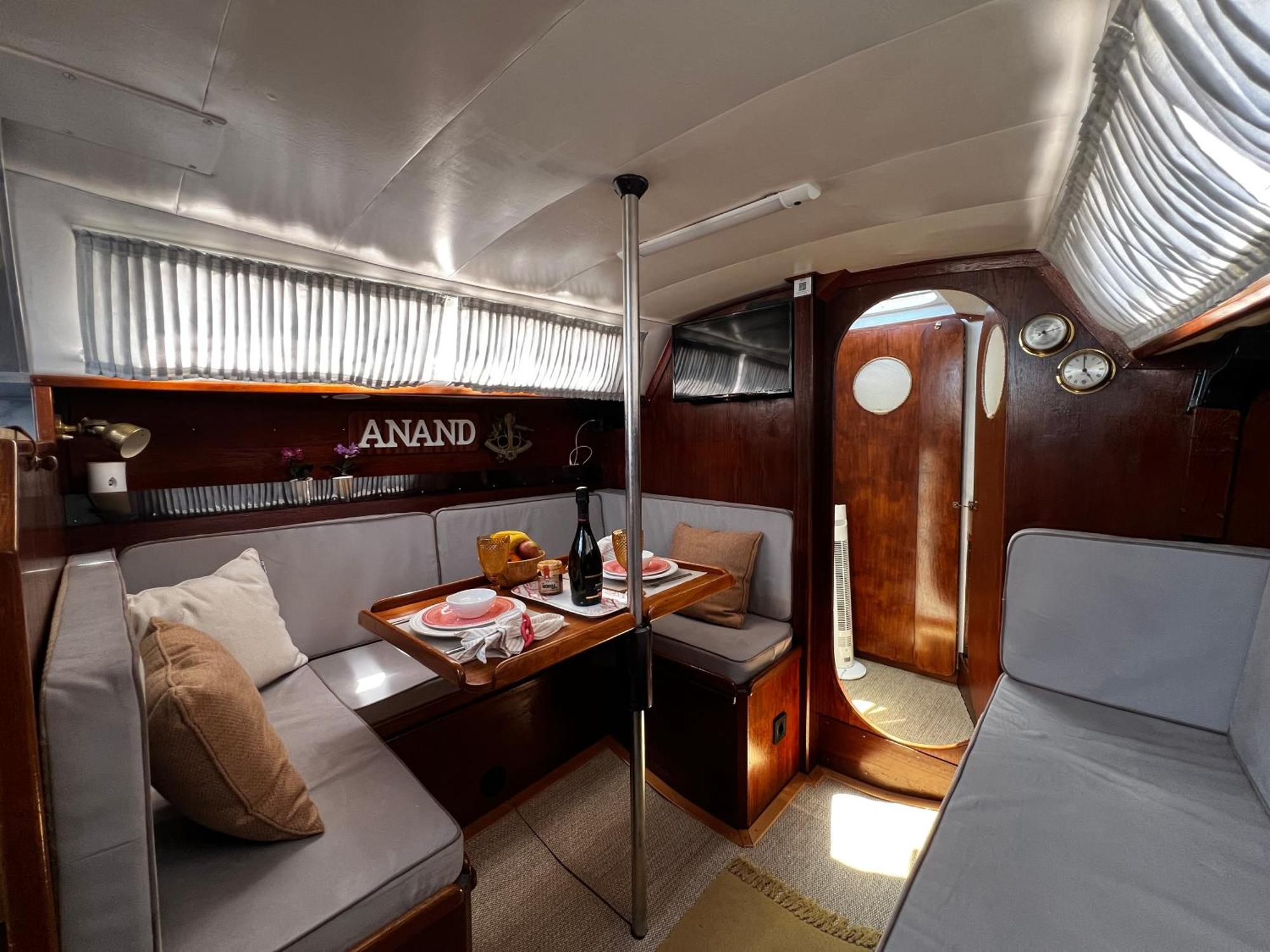 Botel Sailboat Anand